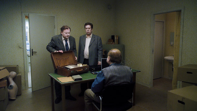 Sie möchten helfen, Spaß zu haben: Jonathan (Holger Andersson) und Sam (Nils Westblom) auf ihrer glücklosen Mission als Vertreter für Scherzartikel. © Neue Visionen Filmverleih
