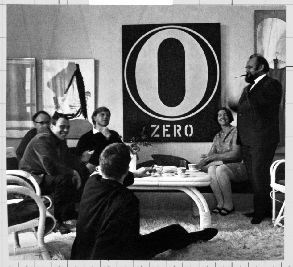 Düsseldorf, in der Wohnung von Alfred Schmela Um 1965 V. l.n r: Henk Peeters, Günther Uecker, Heinz Mack, Ad Peetersen, Monika und Alfred Schmela im Hintergrund ein Gemälde von Robert Indiana Foto: Jon Naar Copyright: Jon Naar/ ZERO foundation