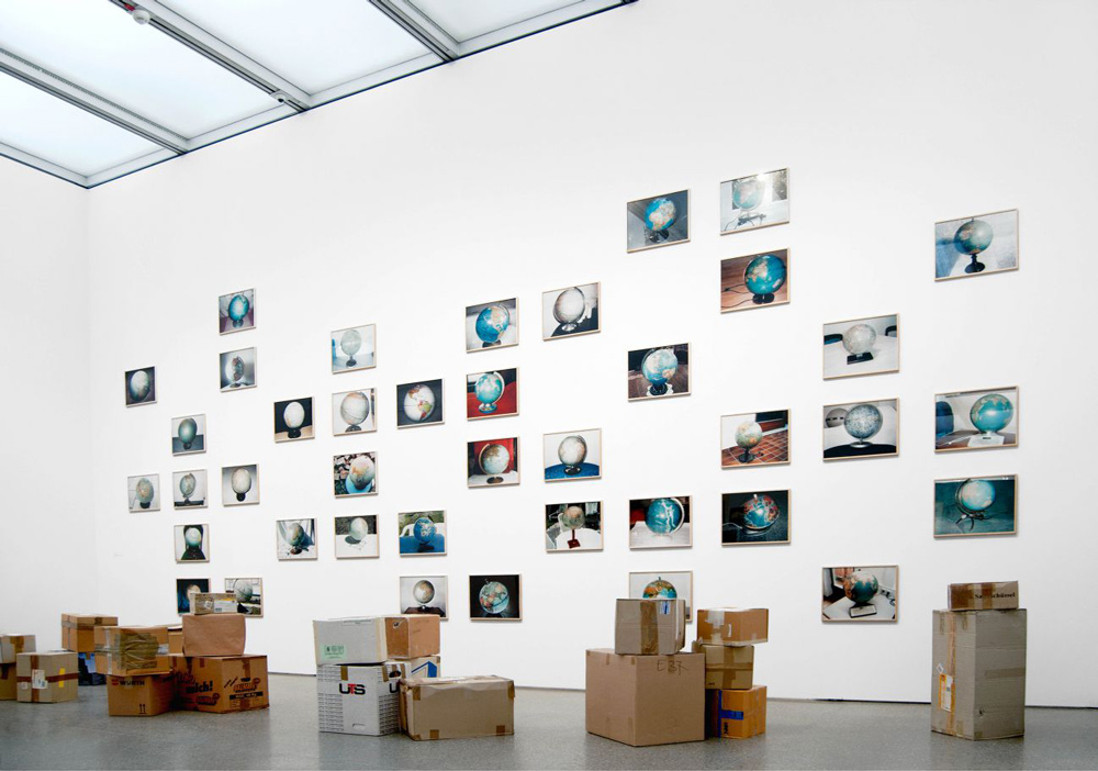 Ausstellungsansicht der Serie Globen (c) Viktoria Binschtok