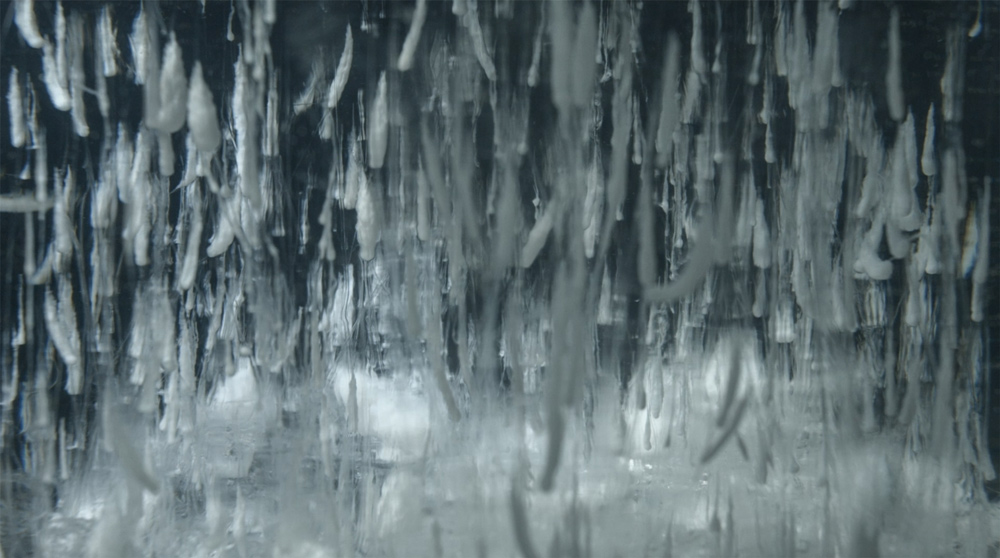 Opening on the Foam - Hicham Berrada - Présage, 2007 – 2015, Video HD (Aufnahme der Performance) Becherglas, Chemikalien, Kamera und live Übertragung,4’50’’ min. © Hicham Berrada Courtesy the artist and kamel mennour,