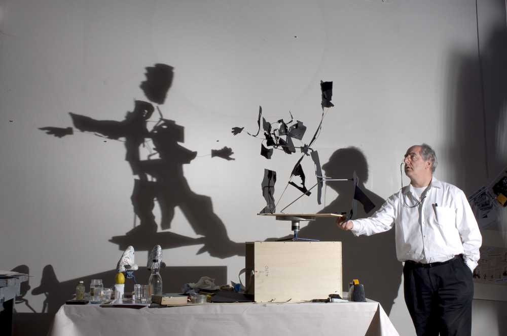 William Kentridge BREATHE, DISSOLVE, RETURN, 2008 3-Kanalprojektion, Farbe, Ton, DVCAM, HDV; transferiert auf Video Länge: 6‘ Kentridge in seinem Studio in Johannesburg mit einer Skulptur für den Film RETURN © Courtesy the artist, Marian Goodman Gallery (New York, Paris, London); Goodman Gallery (Johannesburg, Cape Town)