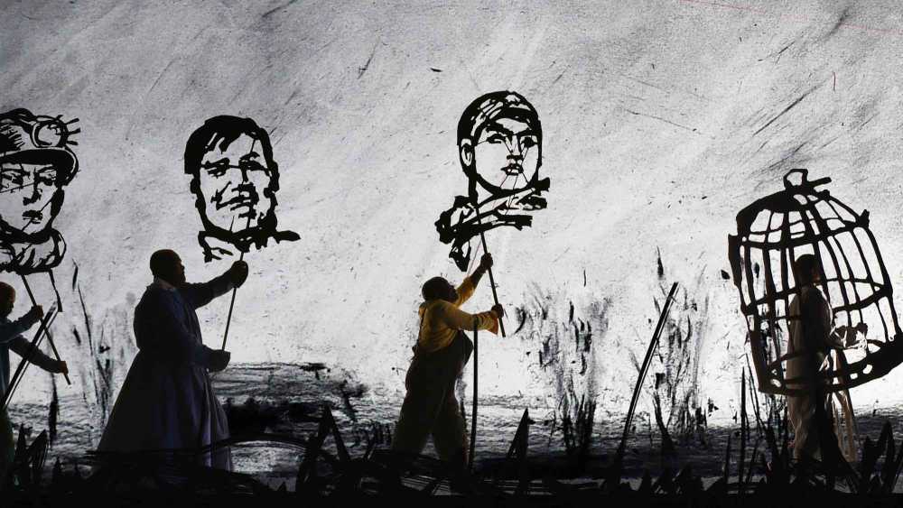 William Kentridge MORE SWEETLY, PLAY THE DANCE, 2015 8-Kanal-Videoprojektion, Farbe, Ton, Megaphone, Videostandbild © Courtesy the artist, Marian Goodman Gallery (New York, Paris, London); Goodman Gallery (Johannesburg, Cape Town) and Lia Rumma Gallery (Naples, Milan)