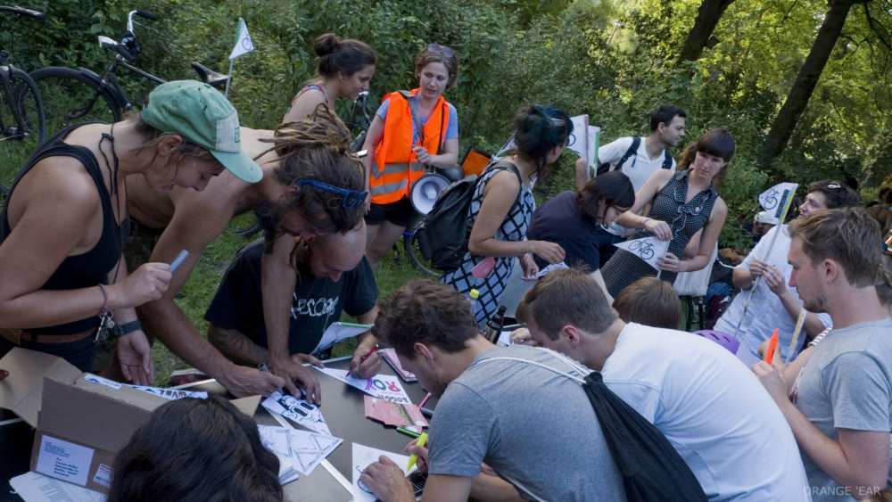 Fotograf: Orange Ohr, Pictured: Fahrrad-Flag Workshop von Künstler Paloma Sanchez-Palencia