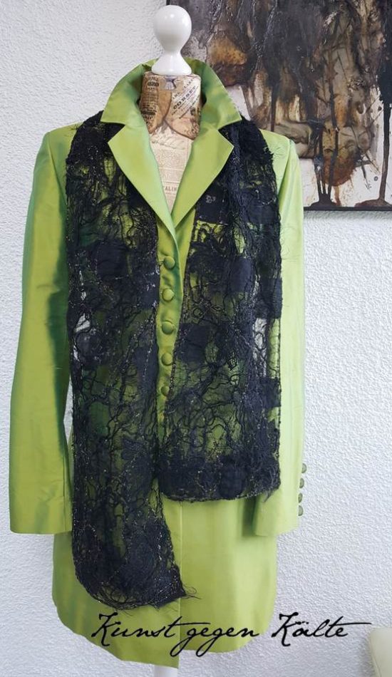 Maße: 1,64 cm x 22 cm Material: textile Garne, Fäden, Stoffe Waschbar bei 30 Grad Schal: Gespinst aus dem Atelier Madame le Chat