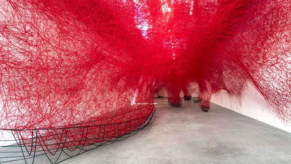 Chiharu Shiota, Uncertain Journey, 2016, Installation View Courtesy die Künstlerin und BlainSouthern, Photo Christian Glaeser