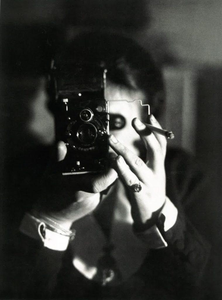 Germaine Krull Selbstportrait mit Icarette, um 1928, Silbergelatineabzug, 23,6 x 17,5 cm Ankauf dank des Mäzenats von Yves Rocher, 2011. Frühere Sammlung Christian Bouqueret, Centre Pompidou, Paris. Musée national d'art moderne/Centre de creation, industrielle, © Estate Germaine Krull, Museum Folkwang, Essen, Photo © Centre Pompidou, MNAM-CCI, Dist. RMN-Grand Palais / image Centre, Pompidou, MNAM-CCI