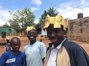 Kinder im Workshop Amélie Grözinger zum Thema Falttechniken Children in the workshop Amélie Grözinger on folding techniques © One Fine Day e. V.