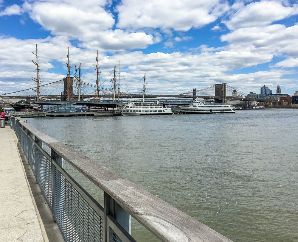 Am East River mit Blick auf die Brooklyn Bridge