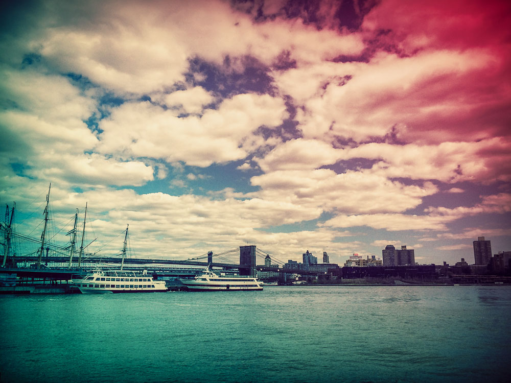Am East River mit Blick auf die Brooklyn Bridge