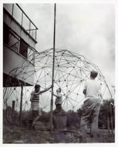 Black Mountain College: Buckminster Fuller Class, Lake Eden Campus, Sommer, 1949. © Courtesy of Western Regional Archives, States Archives of North Carolina / Masato Nakagawa