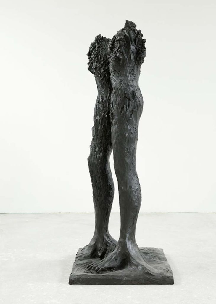 Stella Hamberg, à travers la tête, 2017, Bronze, patiniert, 235 x 86 x 89 cm, Foto Mick Vincenz