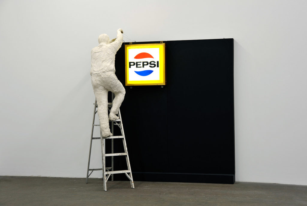 George Segal Man Installing Pepsi-Sign, 1973 © The George and Helen Segal Foundation / VG Bild-Kunst, Bonn 2018 / Staatliche Museen zu Berlin, Nationalgalerie / Andres Kilger