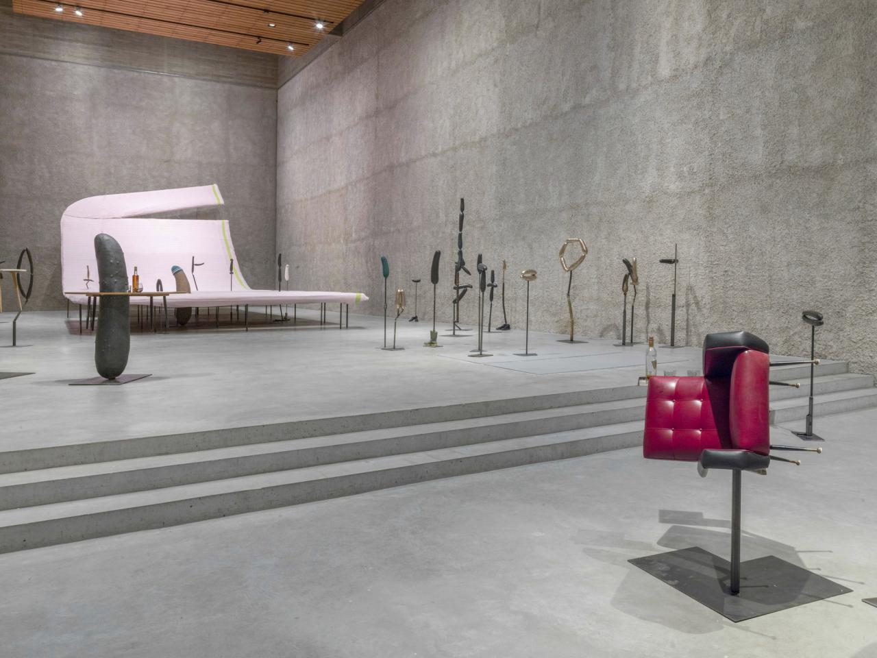 KÖNIG GALERIE präsentiert die Einzelausstellung "The Serious Life of a Ridiculous Man" von Erwin Wurm