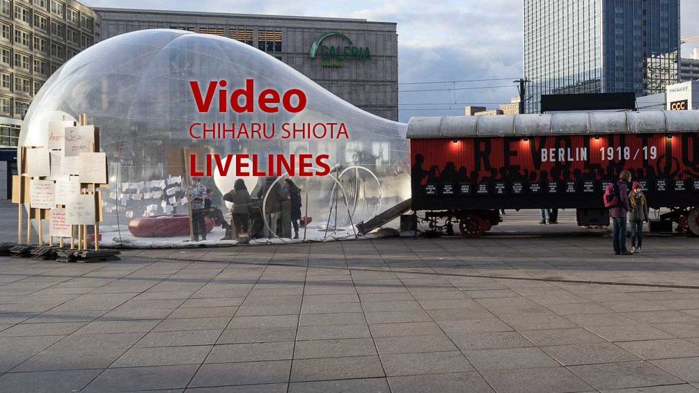 Video: Installation Livelines von Chiharu Shiota am Alexanderplatz