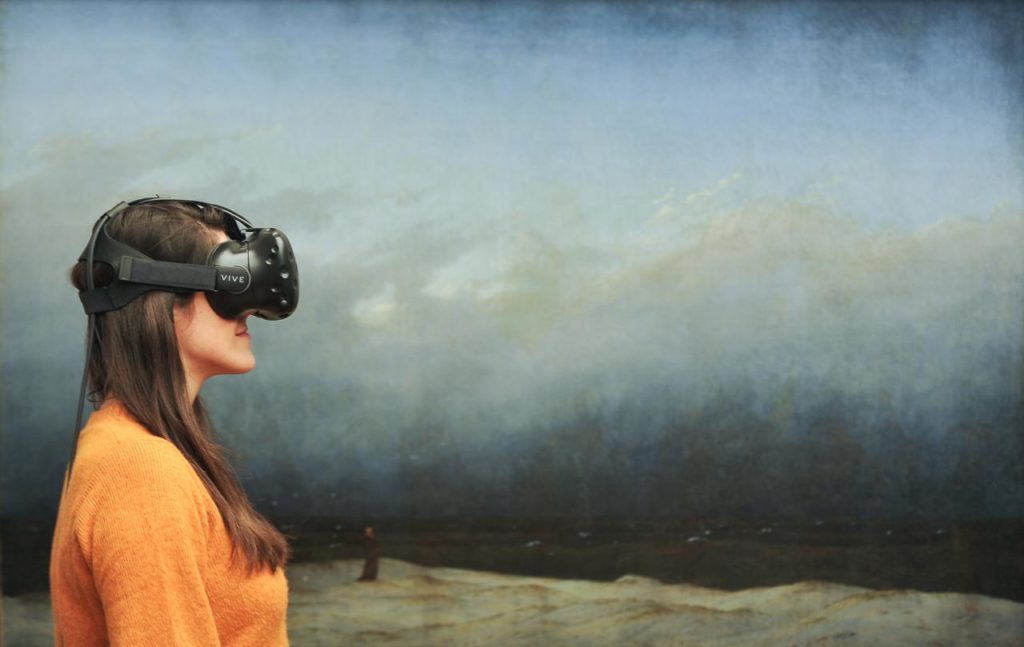 Virtual Reality Brille mit Mönch am Meer im Hintergrund Caspar David Friedrich: Mönch am Meer, 1808–1810 © Staatliche Museen zu Berlin, Nationalgalerie / Andres Kilger