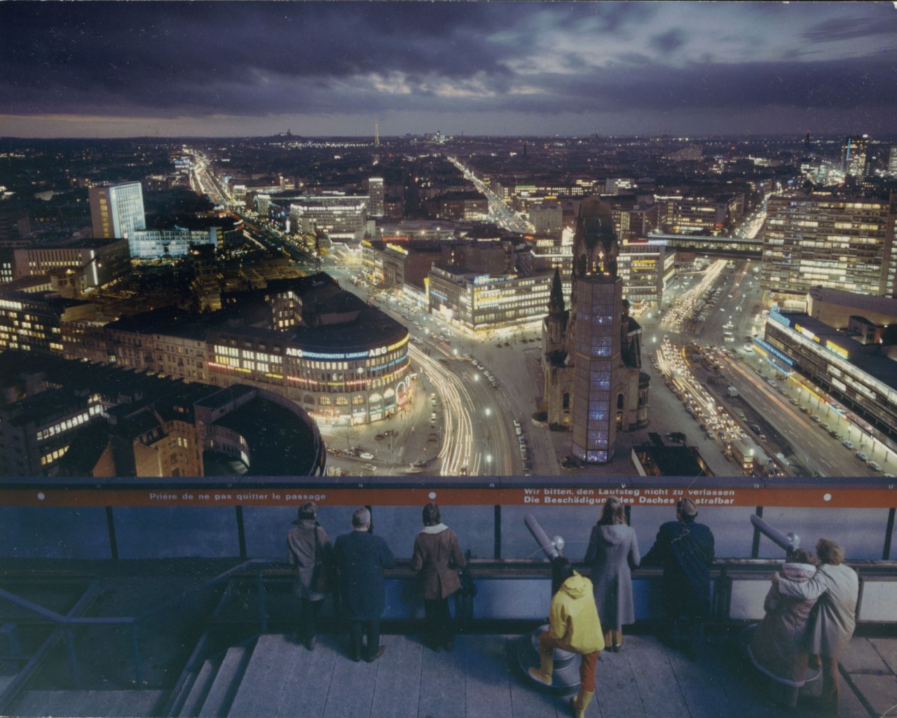 Ludwig Windstosser: Blick vom I-Punkt Berlin auf die Innenstadt mit Kaiser-Wilhelm-Gedächtniskirche, um 1971, Farbpapier, © Staatliche Museen zu Berlin, Kunstbibliothek / Ludwig Windstosser