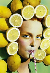 Food for the Eyes - Die Geschichte des Essens in der Fotografie. Ouka Leele, Peluquería, 1979, C-Print © Ouka Leele