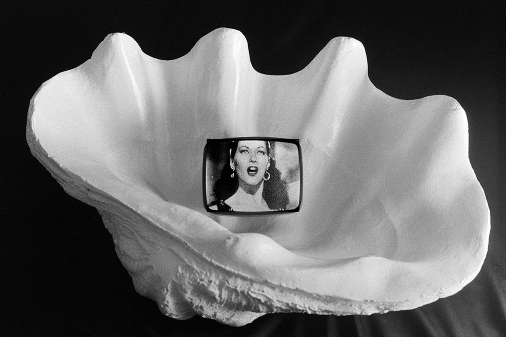 Ulrike Rosenbach Aus der Serie Aphrodite TV, 1975 45 Schwarzweißfotografien, je 24 x 30 cm Privatsammlung © VG Bild-Kunst, Bonn 2019, und Ulrike Rosenbach
