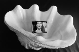 Ulrike Rosenbach Aus der Serie Aphrodite TV, 1975 45 Schwarzweißfotografien, je 24 x 30 cm Privatsammlung © VG Bild-Kunst, Bonn 2019, und Ulrike Rosenbach