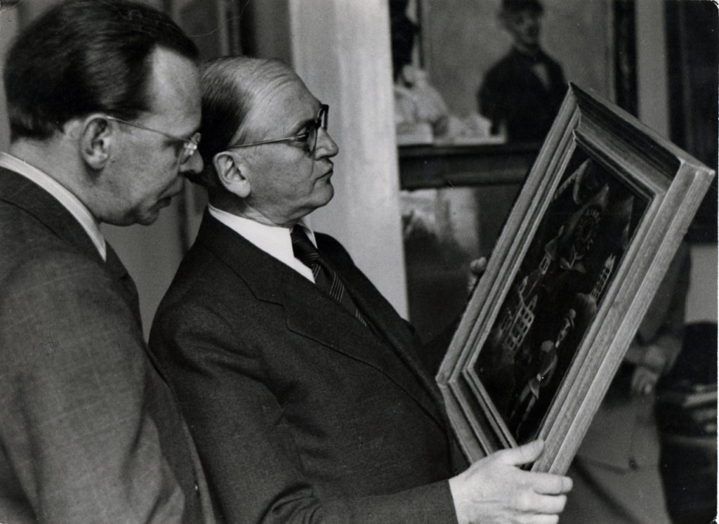 Ausstellung „Provenienzen. Madeline-Winkler-Betzendahl_Ferdinand-Möller-mit-Schulhaus_1949_Berlinische-Galerie