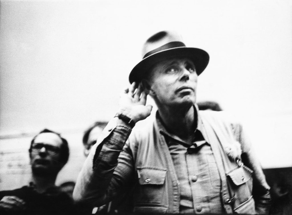 ute klophaus, joseph beuys während der diskussion bei der ausstellungseröffnung »beuys und seine klasse«, 1976, bpk / stiftung museum schloss moyland / ute klophaus / leihgabe der ernst von siemens kunststiftung