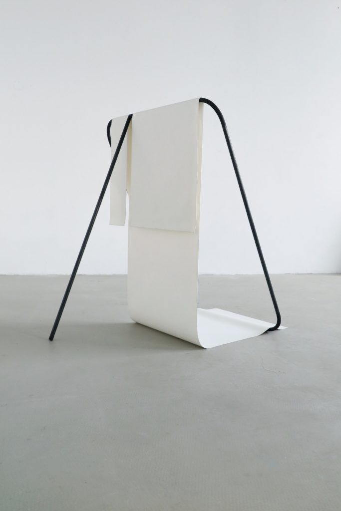 Stef Heidhues, Untitled (frames. twin. white), 2020, Stahl, Silikonmatte, 82 x 69 x 82 cm