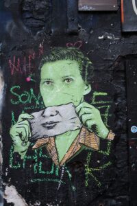 „Wear your mask with a smile” vom Künstlerkollektiv Various and Gould, Haus Schwarzenberg
