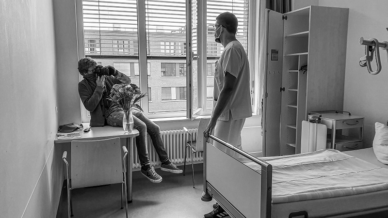Nick Harwart fotografiert Pfleger Konrad Tabbert am Helios Klinikum