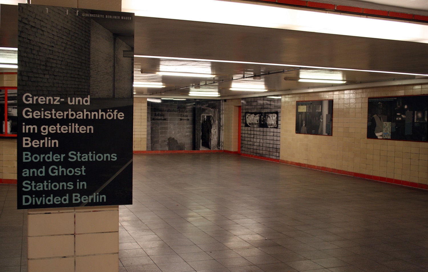 © Blick in die Ausstellung „Grenz- und Geisterbahnhöfe im geteilten Berlin“ im Zwischengeschoss des Nordbahnhofs