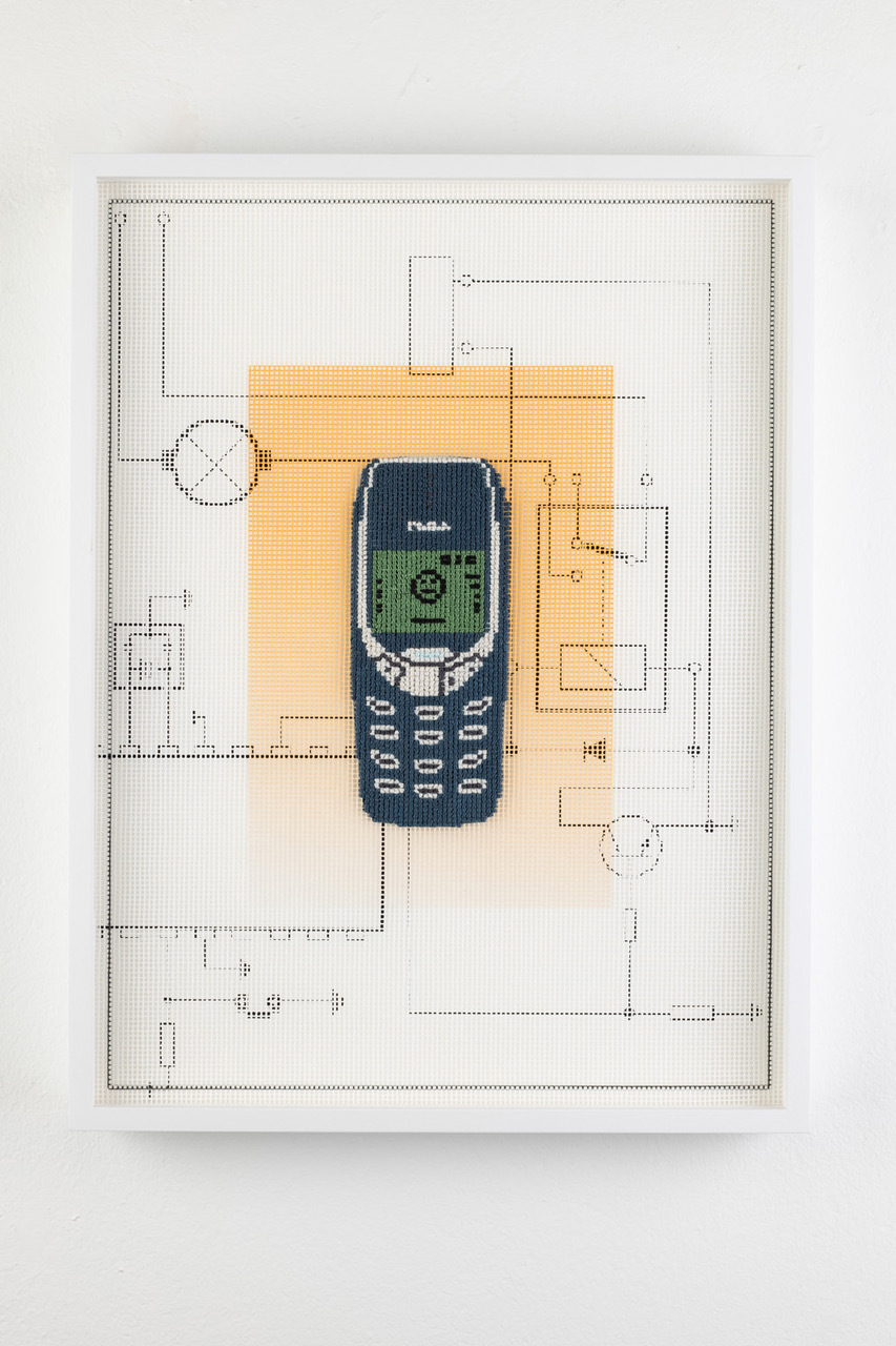 „Nokia 3310 cellphone (2000)“ from the series Early Digital Tech, Agents From The Age of Acceleration, 2021, inkjet print, print on strammen fabric, handmade embroidery, cotton threat, 40 x 21 cm, Foto: Thomas Bruns, Berlin