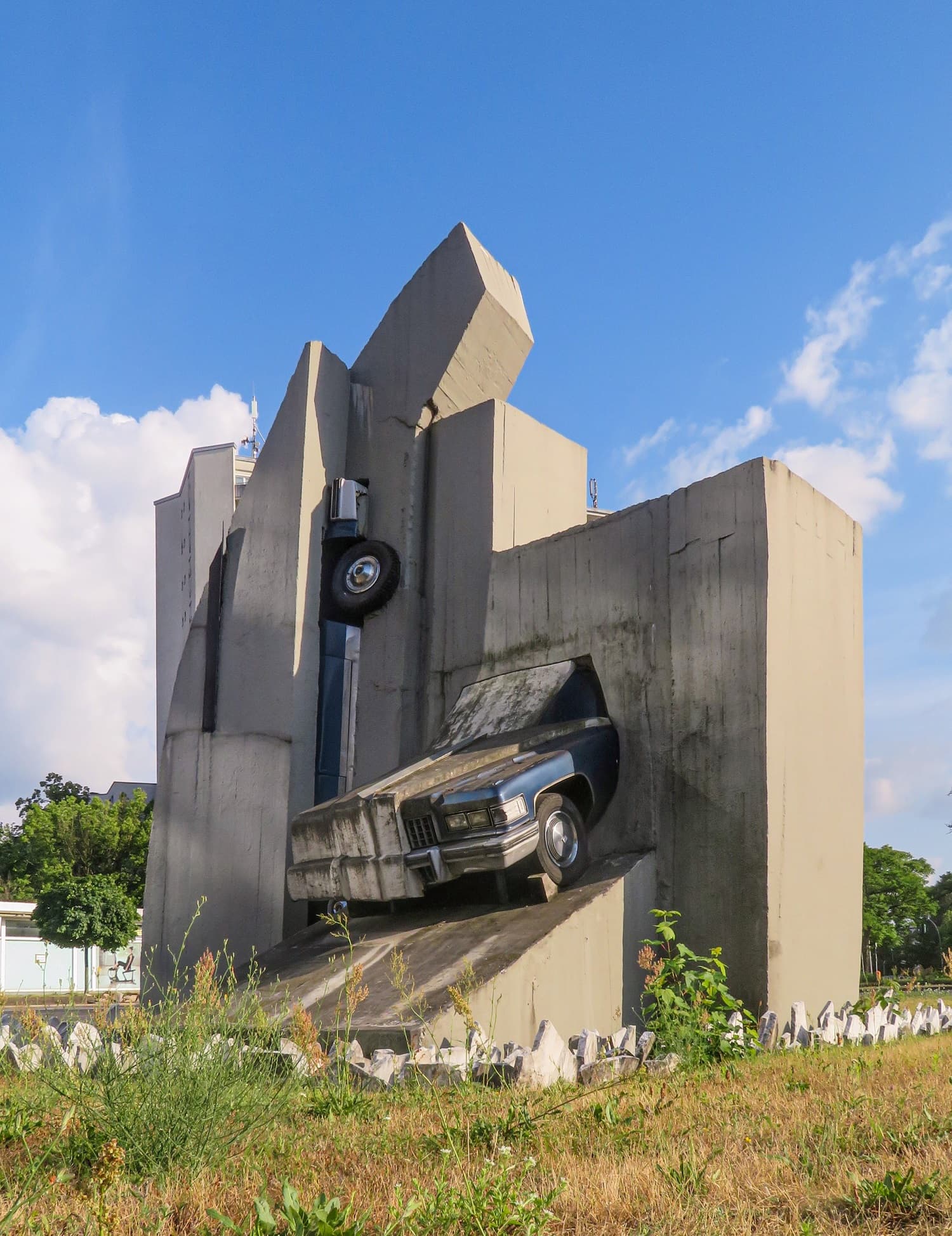 Seit Jahren vernachlässigt! Die Skulptur des Bildhauers Wolf Vostell „Beton-Cadillacs“ (1987) am oberen Kurfürstendamm (Rathenauplatz). Foto: André Lindhorst