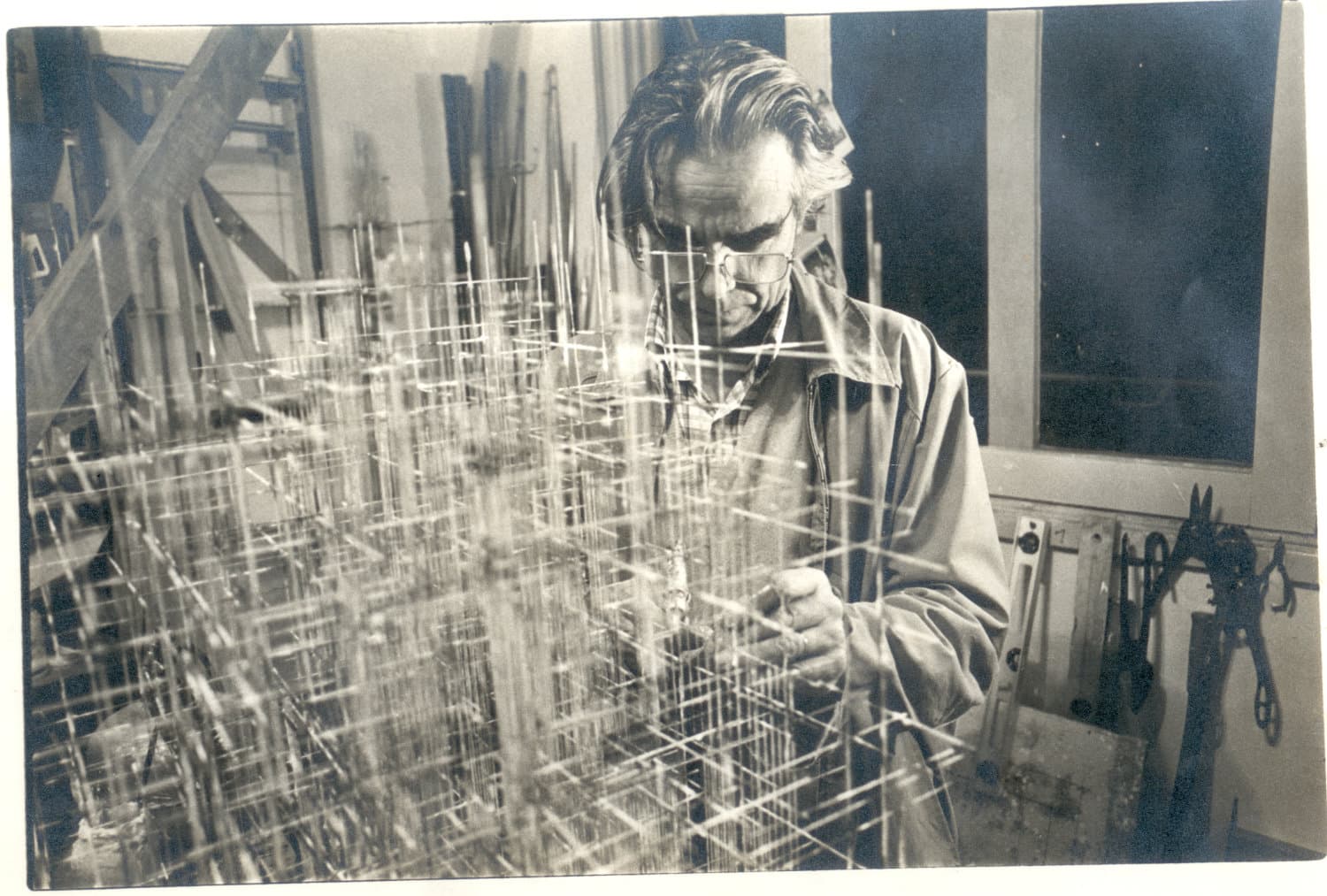 León Ferrari in seinem Atelier in Sao Paulo, ca.1980 © Fundación Augusto y León Ferrari – Arte y Acervo