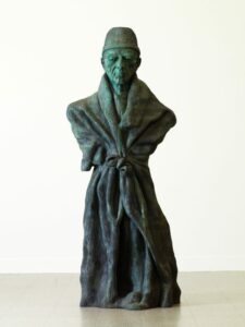 Vater Staat, 2010, Patinierte Bronze, 373 x 155 x 110 cm, Foto: Nic Tenwiggenhorn