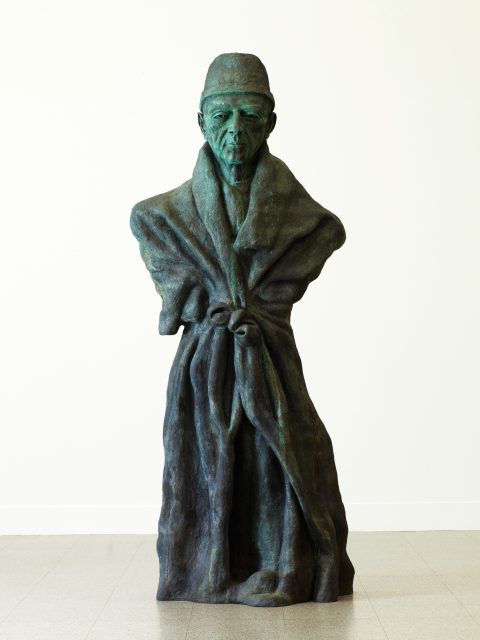 Vater Staat, 2010, Patinierte Bronze, 373 x 155 x 110 cm, Foto: Nic Tenwiggenhorn
