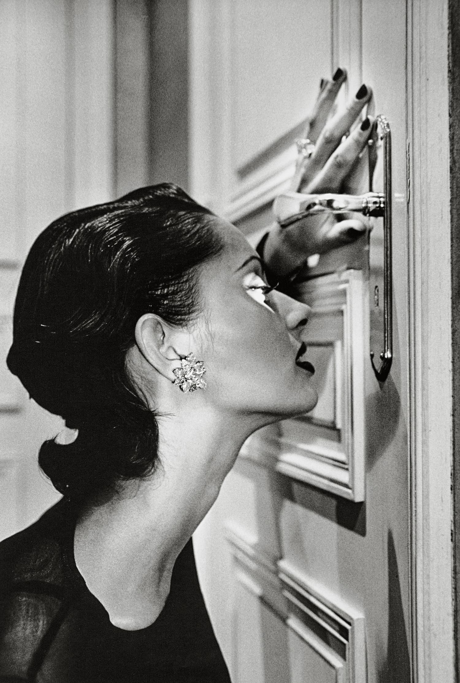 Heather looking through a keyhole, Paris 1994 © Helmut Newton Foundation, Berlin
