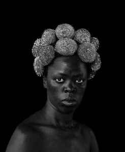 Zanele Muholi, „Bester V“, Mayotte, 2015 © Zanele Muholi, Courtesy of the artist and Stevenson, Cape Town/Johannesburg/Amsterdam and Yancey Richardson, New York