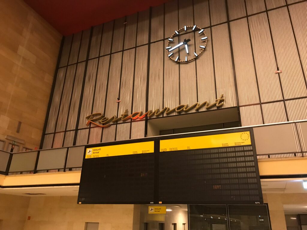 Kino im Flughafen Tempelhof 3 - Jeannette Hagen für Kunstleben Berlin