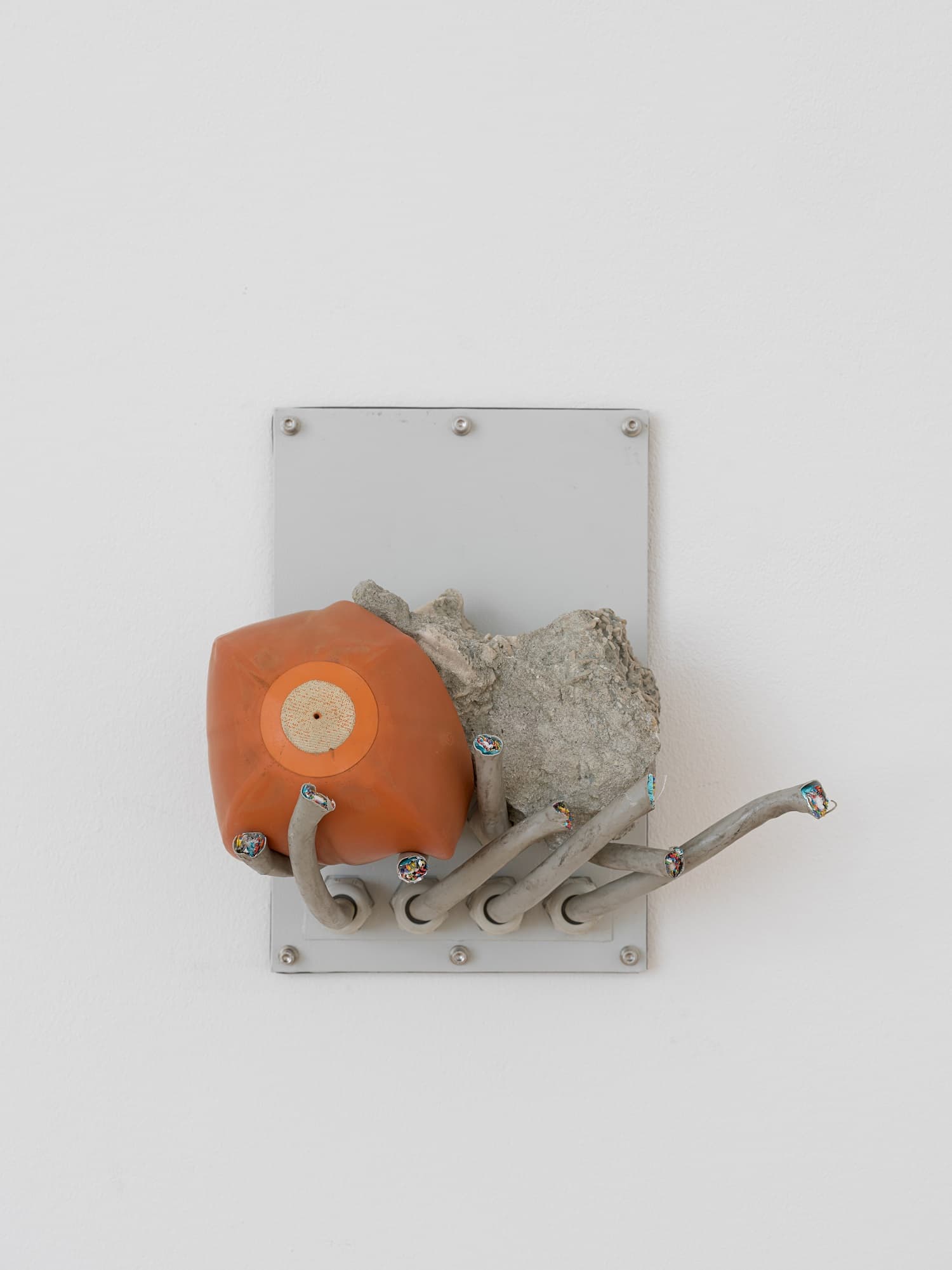 Nina Canell, Craver, 2020, Fossilisierter Kalkstein, Gummiballblase, Schalttafel, 33 x 31 x 21 cm, Courtesy the artist and Barbara Wien Gallery, Foto: Nick Ash