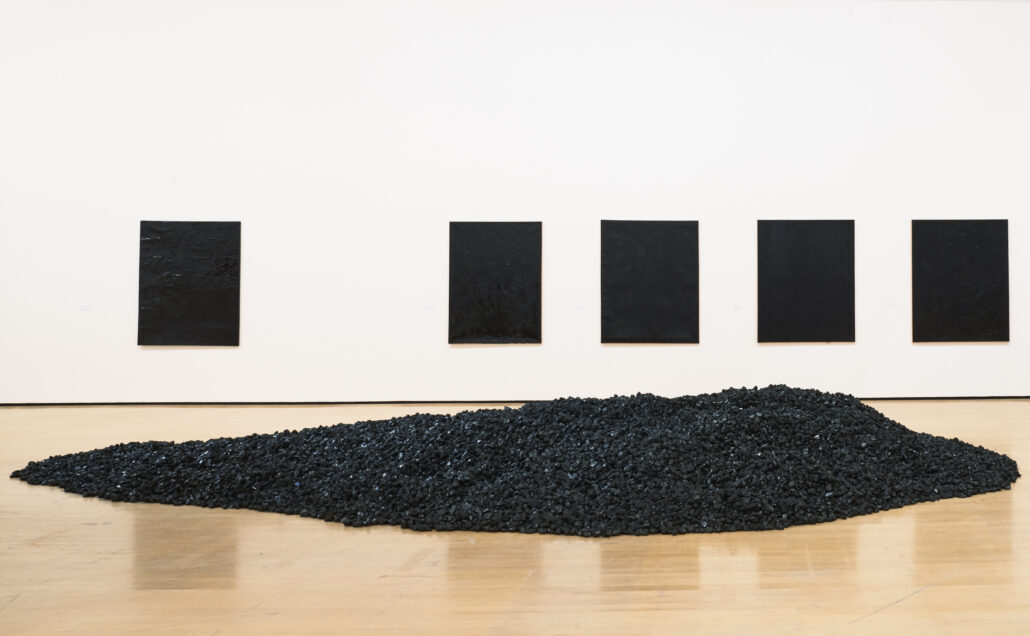 Pile of Coal, 1963 Retrospektive Ausstellung: Musée d'art contemporain (MAC), Lyon, Frankreich, 2018-2019 Bildnachweis: Xinyi Hu © Bernar Venet und VG Bild-Kunst, Bonn 2022