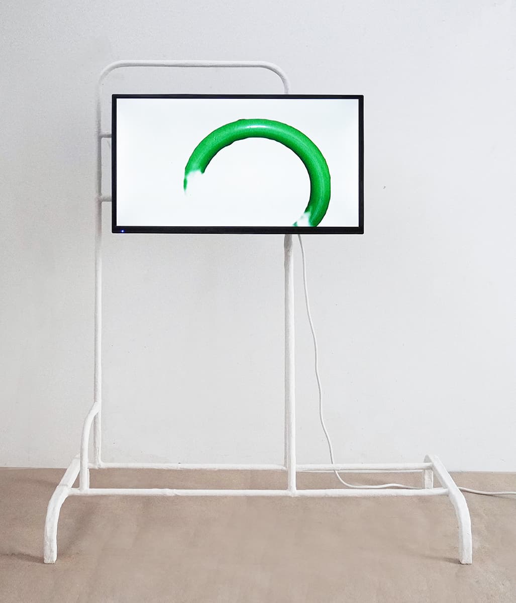 Carolina Pérez Pallares, Allways this strange visitor, 2022; video, monitor, metal, plaster; 78 x 123 x 71,5 cm