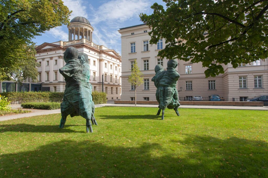 Bettina Berggruen Gartenmit Skulpturen „United Enemies“ (2011) von Thomas Schütte, © VG Bild-Kunst, Bonn, 2019, Foto: Christo Libuda, Lichtschwärmer
