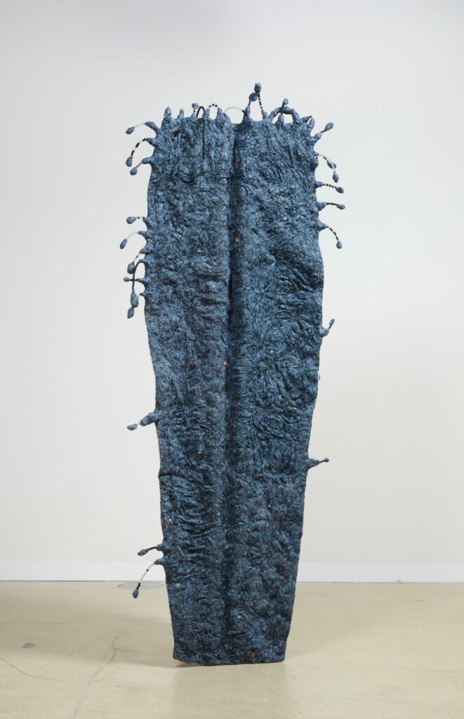 cameron clayborn homegrown #1 2021Haarperlen, Dämmung, Papier, Gipsdeckenfarbe und Drahtseil / Hair beads, insulation, paper, stucco ceiling paint, and wire rope 246,38 × 86,36 × 15,24 cm Staatliche Museen zu Berlin, Nationalgalerie 2021 Schenkung der / Gift of the Baloise Group © cameron clayborn, Courtesy Simone Subal Gallery, New York. Foto: © Studio Shapiro