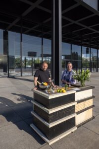 Johannes Gruber (links) und Karsten Konrad (rechts) auf der Terrasse der Neuen Nationalgalerie (c) Thomas Bruns