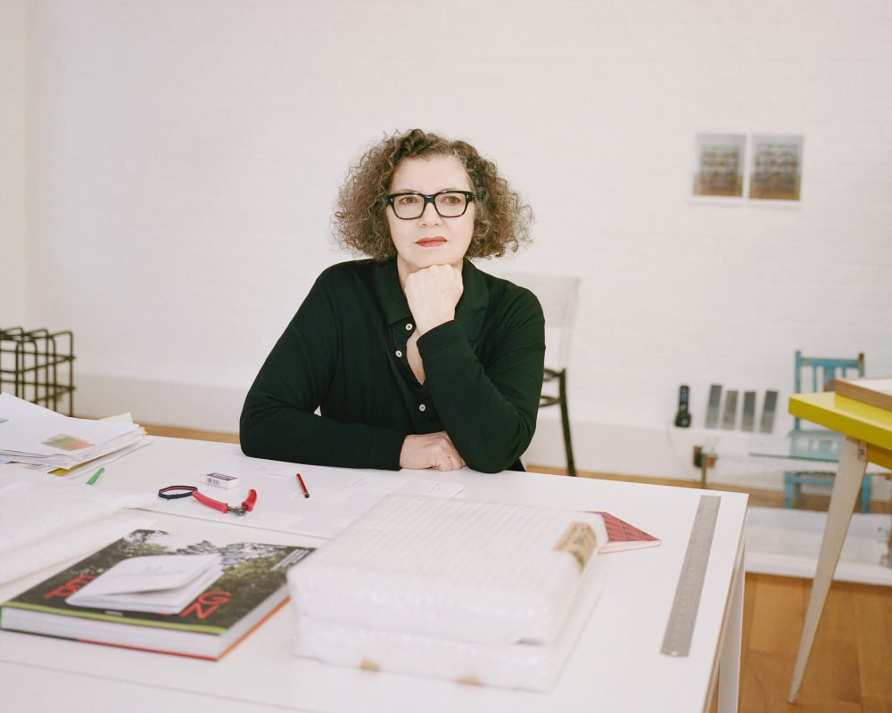 Mona Hatoum in ihrem Londoner Atelier, 2018, Foto: Gabby Laurent