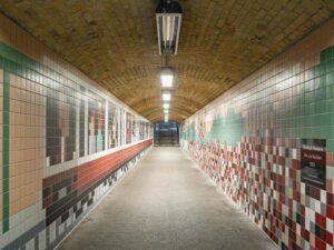 Das 31-Meter-Wandmosaik von Christoph Niemann am Bahnhof Wannsee. Foto: urKultur, Marvin Systermans