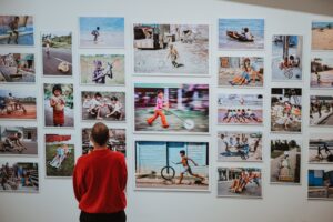 EMOP 2020, Besucher betrachtet ausgestellte Fotografien © Kulturprojekte Berlin, Foto: Oana Popa