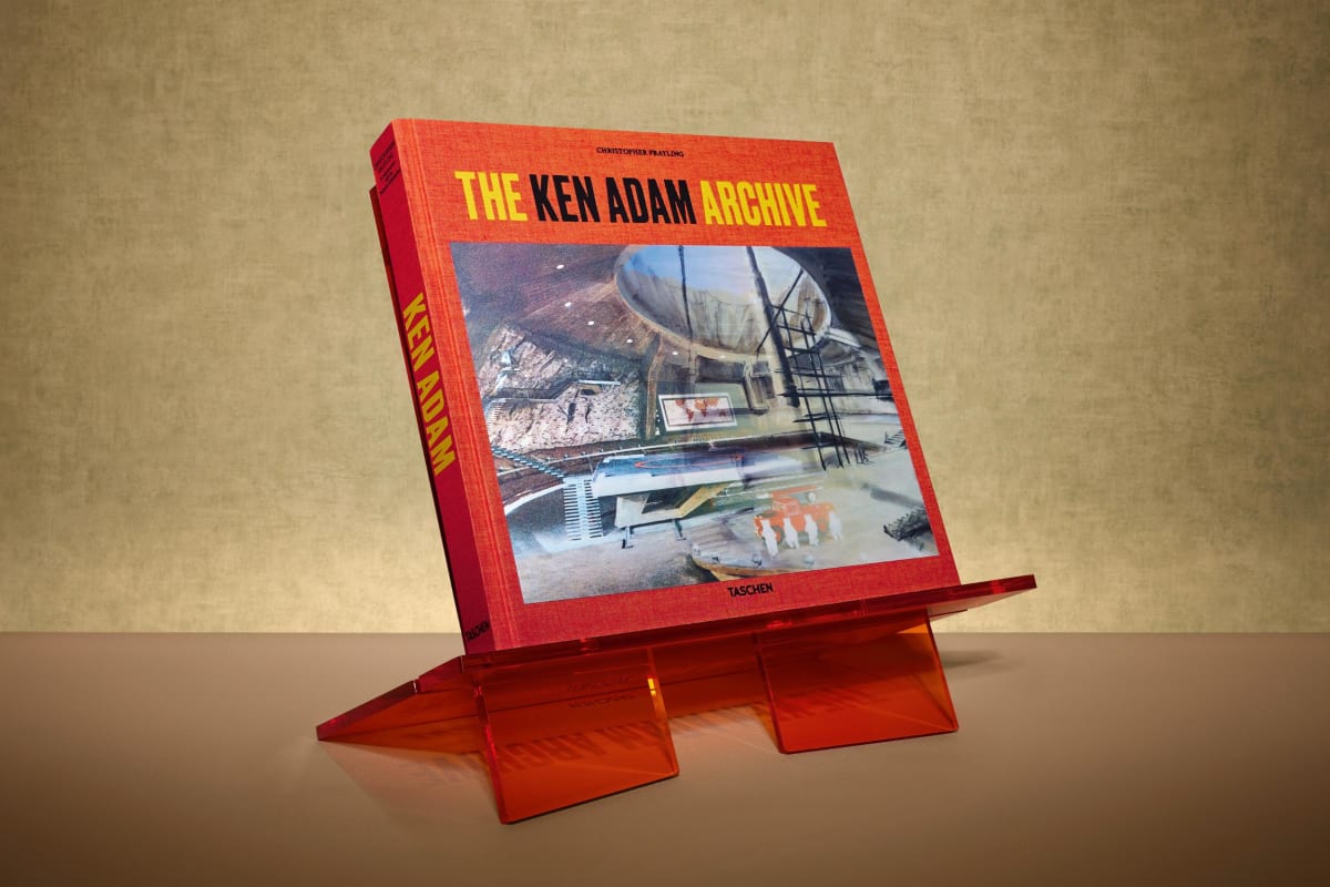 Collector’s Edition von 1.200 Exemplaren, jedes nummeriert und von Sir Ken Adam signiert, mit einem gravierten Bücherständer aus Acrylglas