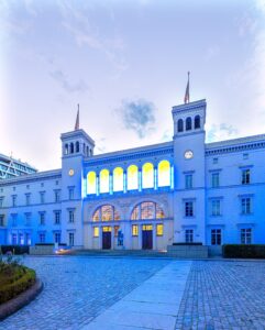 Der Hamburger Bahnhof feiert an zwölf Sommerabenden vom 16. Juni bis 31. August 2023 Berlins elektronische Musikkultur mit der Open-Air Konzertreihe „Berlin Beats”