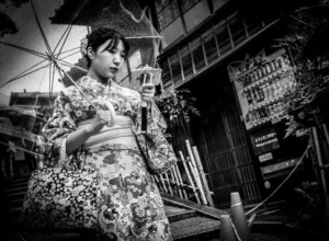 Meg Hewitt; Girl with a Selfie Stick, Kyoto, 2016 © Meg Hewitt courtesy Anne Clergue Galerie