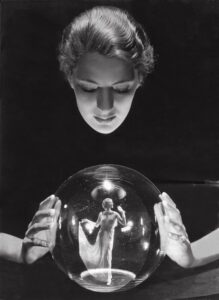 George Hoyningen-Huene, Lee Miller and Agneta Fischer, Vogue´s Eye View, 1932, copyright George Hoyningen-Huene Estate Archives